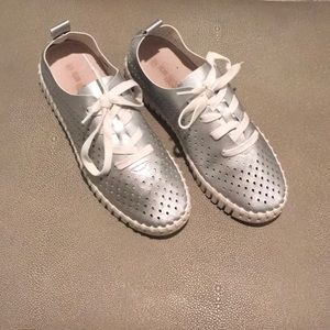 Isle Jacobsen Tulip Lace Up Silver  (37)